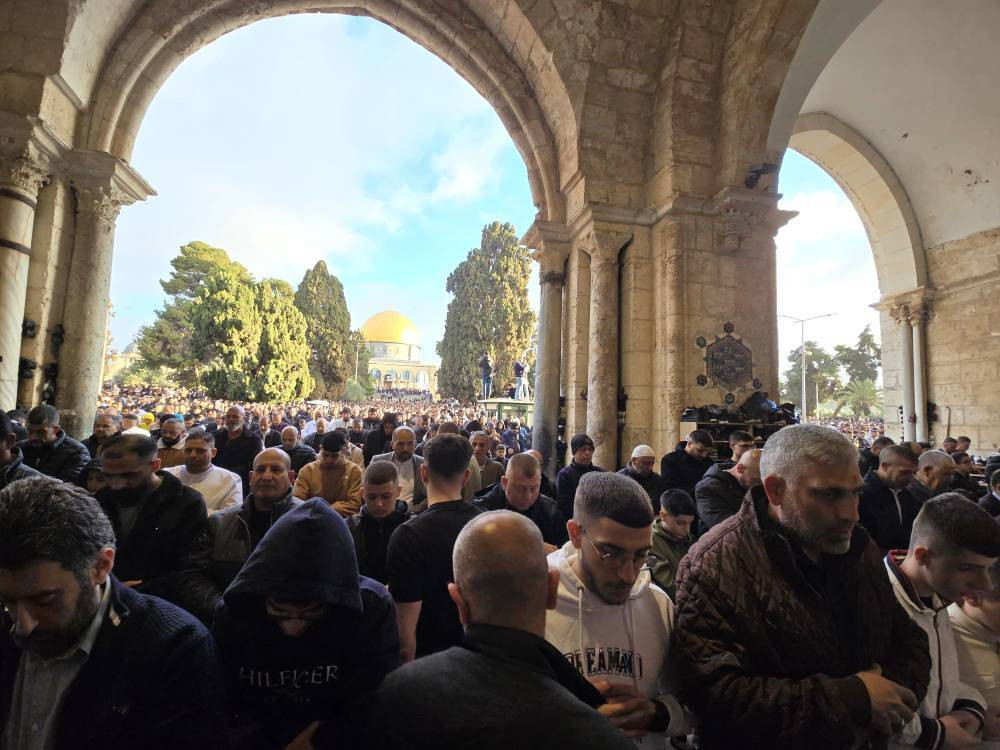 İsrail’in kısıtlamalarına rağmen akın ettiler: 120 Bin Filistinli Mescid-i Aksa’da saf tuttu - Resim: 9